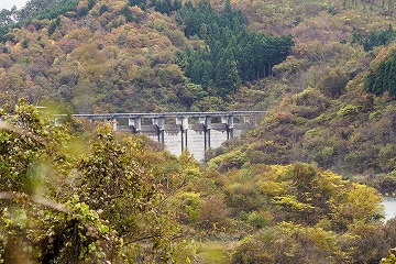 紅葉に包まれた小山ダム